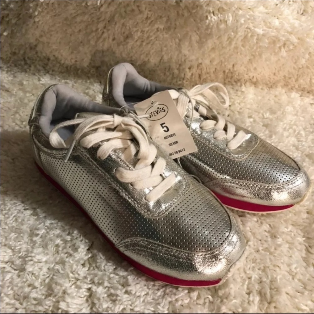 Stevie's Shoes Women’s Size‎ 5 Lace Up Silver New With Tags